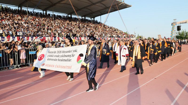 MEܒde mezuniyet co�kusu ya�and�