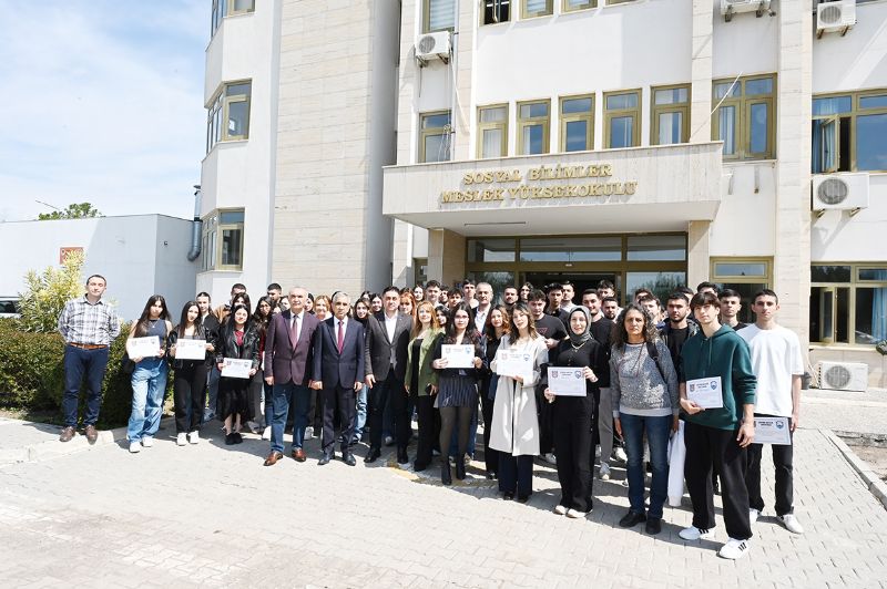 Lojistik b�l�m�nden 90 ��renci sertifikas�na kavu�tu