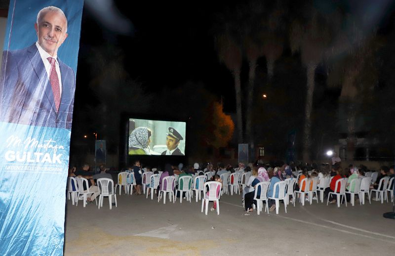Akdenizde ak hava  sinemasyla nostaljiyi yaatyor...