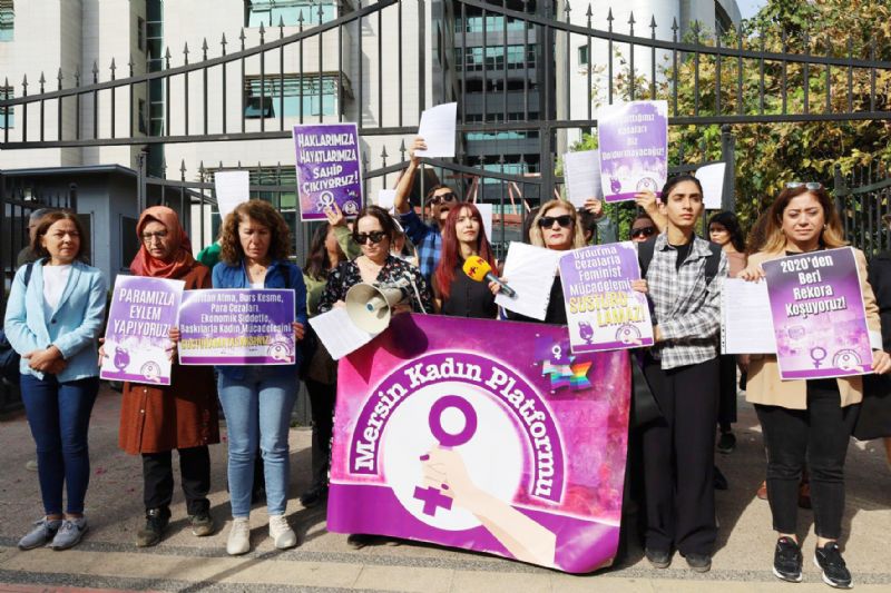 Kad�nlardan adliye �n�nde �ceza� protestosu...