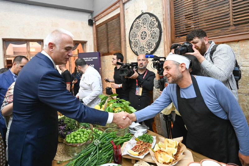 Bakan Ersoy, Mersin K�lt�r Yolu Festivali�nin �Lezzet Noktas��n� gezdi...
