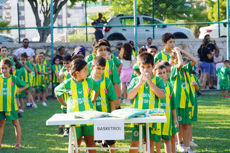 �ocuklar�n y�z� sporla, velilerin y�z� nostalji ile g�ld�...