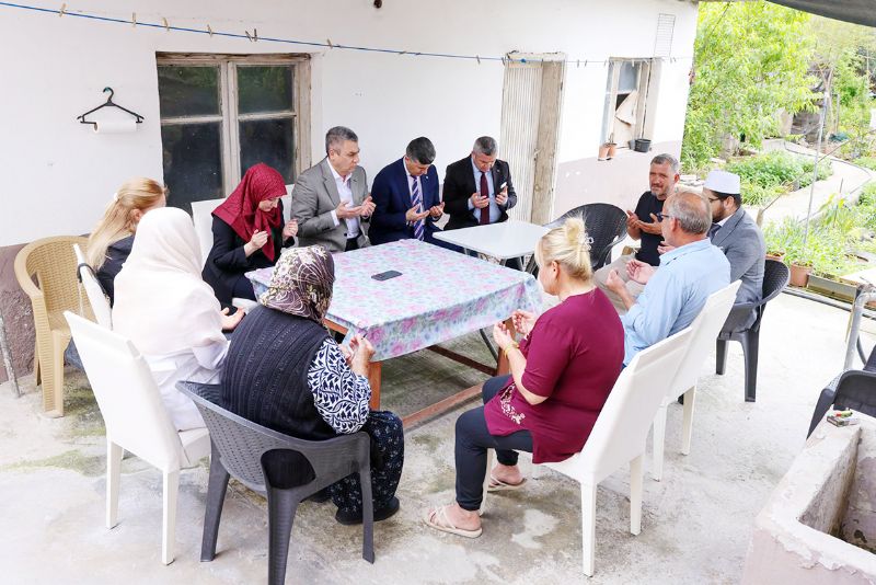 Vali Toros ve e�i halkla i� i�e 