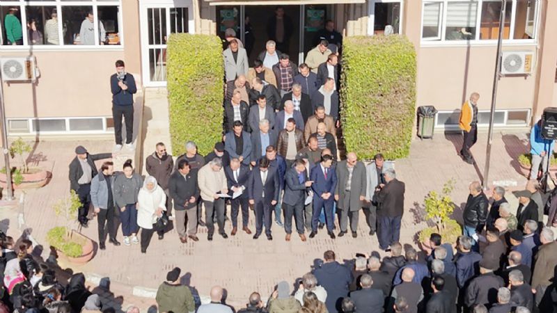 Anamur�da muhtarlar belediye �n�nde eylem yapt�...