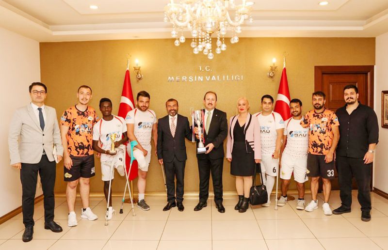 ampiyon olan Ampute futbolculardan Vali Pehlivan’a ziyaret...