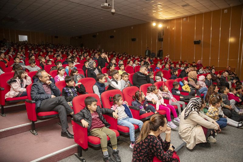 ocuklar ilk kez tiyatro ile buluuyor...