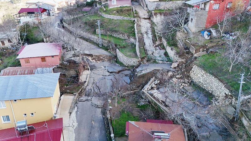 Mezitli�de heyelan afetinin yaralar� sar�l�yor