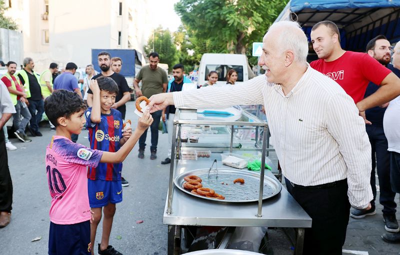 Makamda oturmadk, hep halkn arasnda olduk...