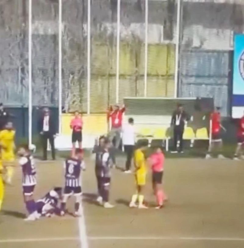 Kadn hakem itekledi, futbolcu defalarca yuvarland...