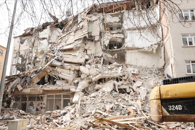 Deprem yardmlarn satt iddia edilen bir kii tutukland...