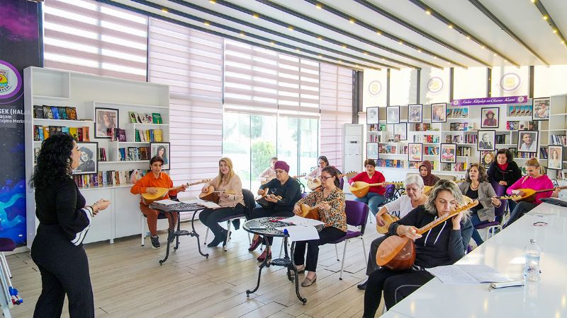 Tarsuslu kadnlar,  balama kursunda  hayallerine dokunuyor...