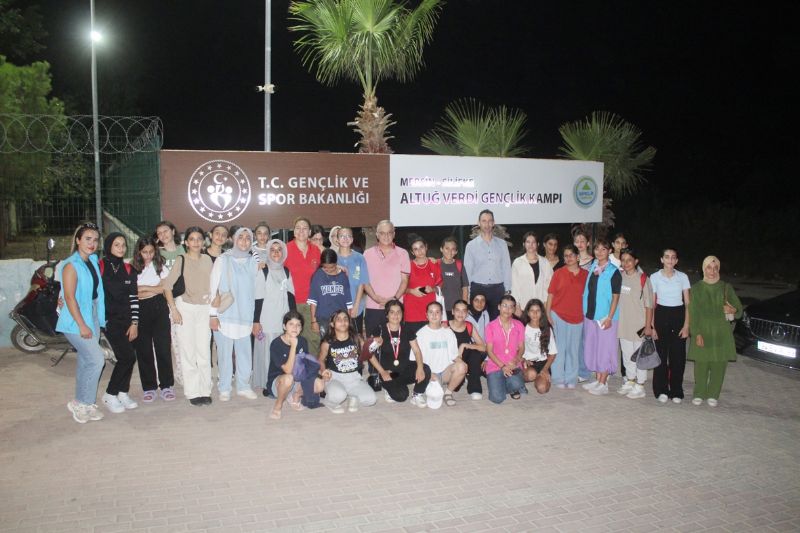 Mersin kamplar�na gelen gen�ler u�urland�...