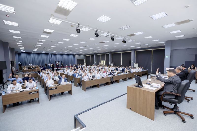 Mersin hizmet bekliyor meclis siyaset yap�yor!...