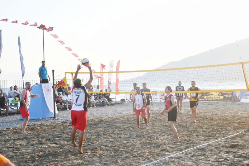 Bozyaz��da plaj voleybolu zaman�...