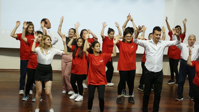 Engeller dans ve tiyatro ile a��ld�...