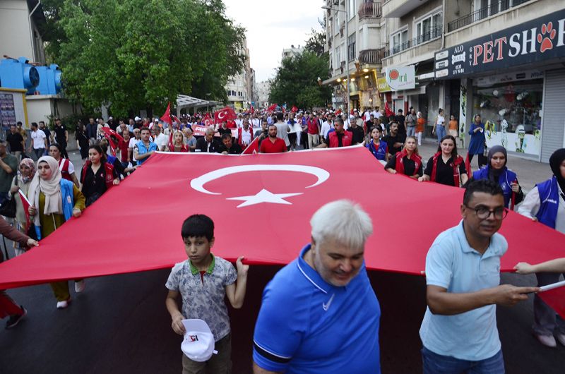 Mersin’de demokrasi n�beti tutuldu...