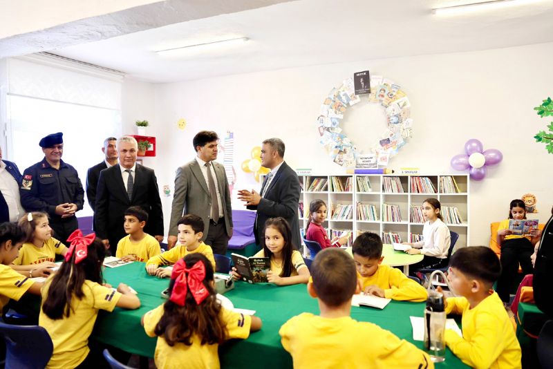 Veliler kitap okuyarak yart ...