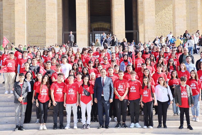 Bakan Ylmaz, 100 gen ile  Antkabiri ziyaret etti...