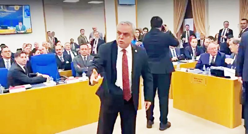 CHPli akr, partisini TBMMde protesto etti