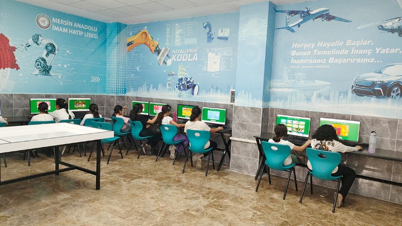 Okullarda yaz kurslar�  festival havas�nda s�r�yor...