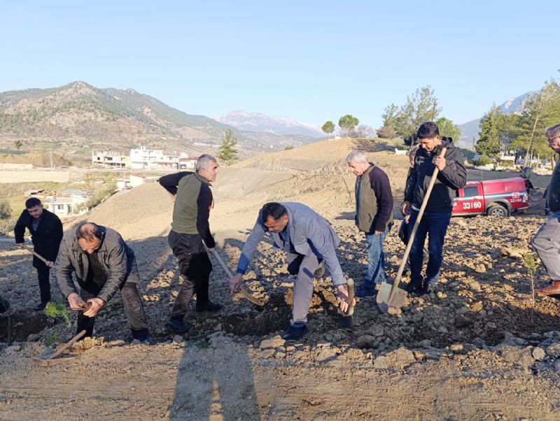 Anamur Karalarbahi mezarlna 800 fidan dikildi...