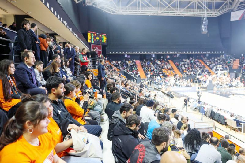 Mersinde ocuklar sporla byyor...