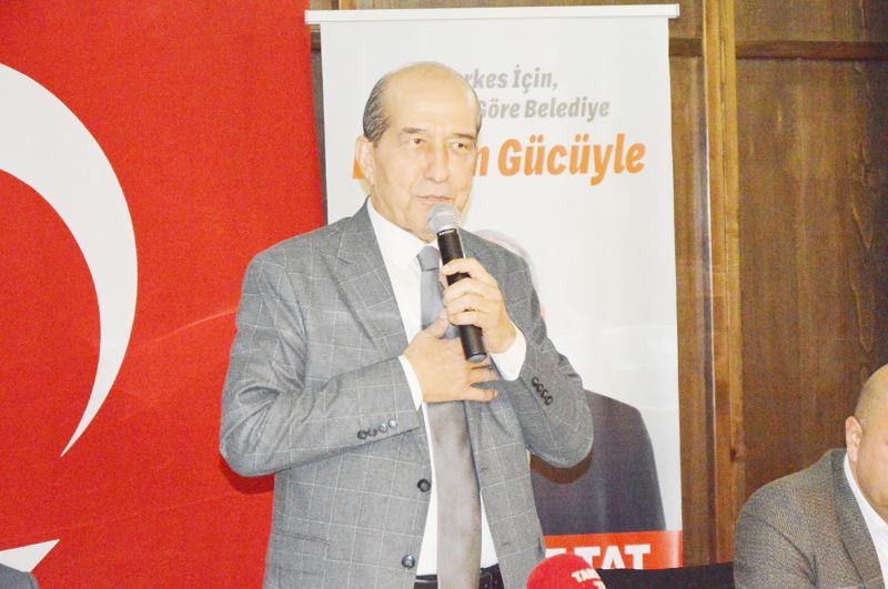 MHPli Mahmut Tat gazetecilerle bulutu...